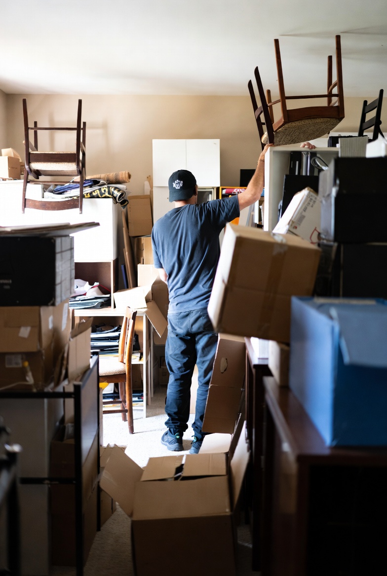 Team bei der Entrümpelung