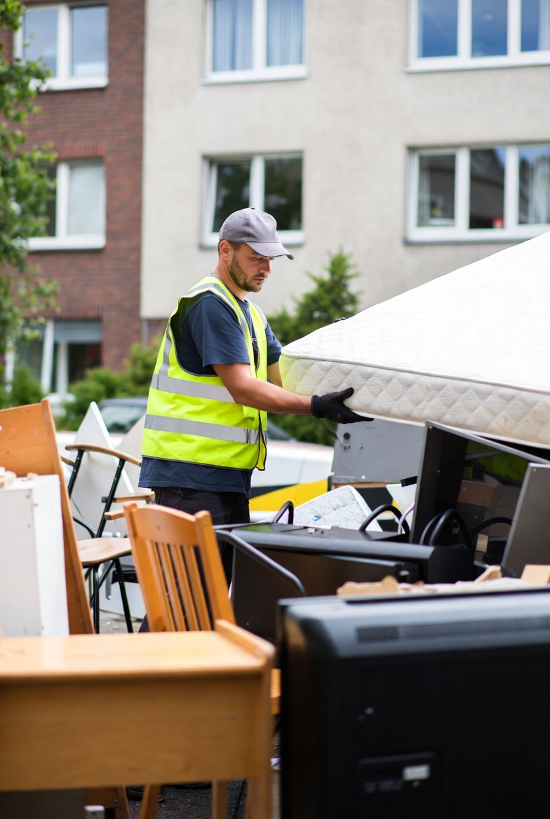 Team bei der Sperrmüll-Abholung